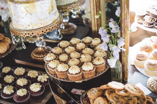 stylish-rustic-purple-and-white-wedding