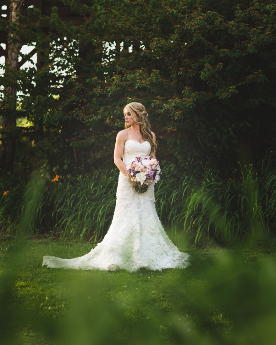 stylish-rustic-purple-and-white-wedding