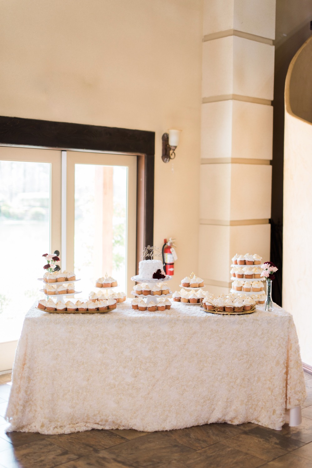 chic-maroon-and-gold-texas-wedding