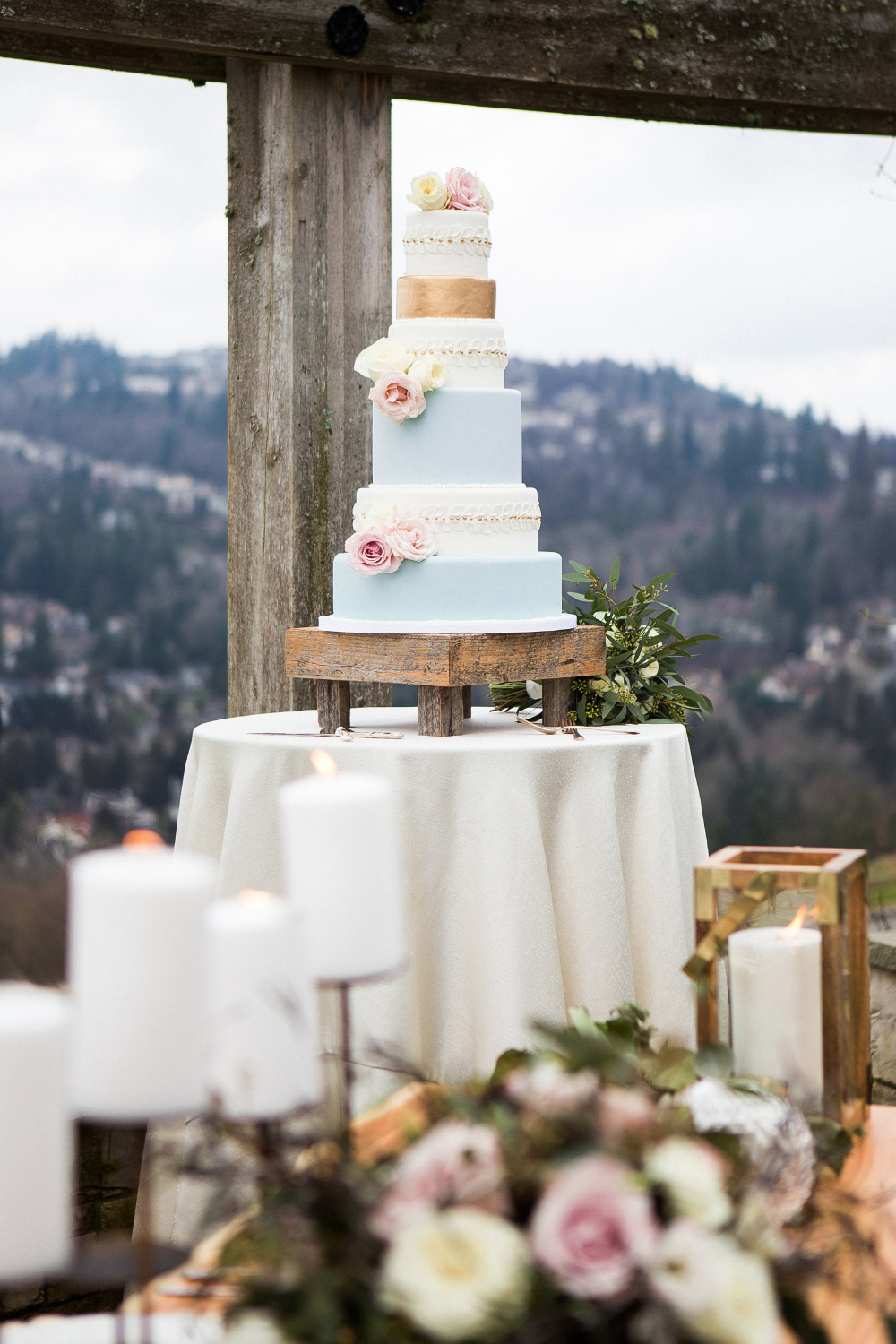 blue white and gold wedding cake