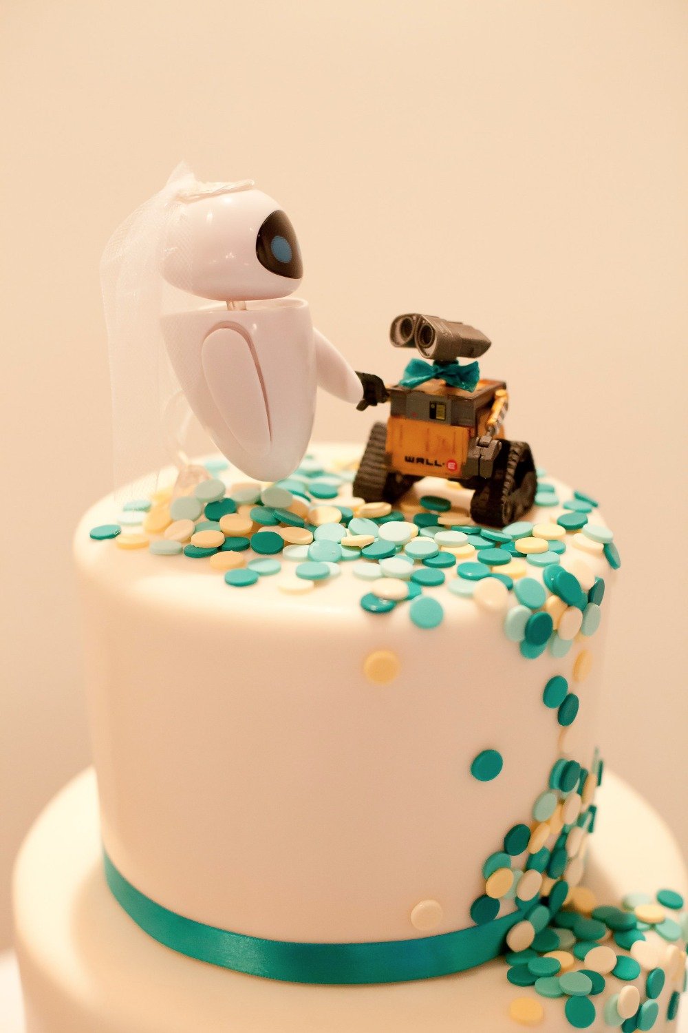 Eva and Wall-E wedding cake topper
