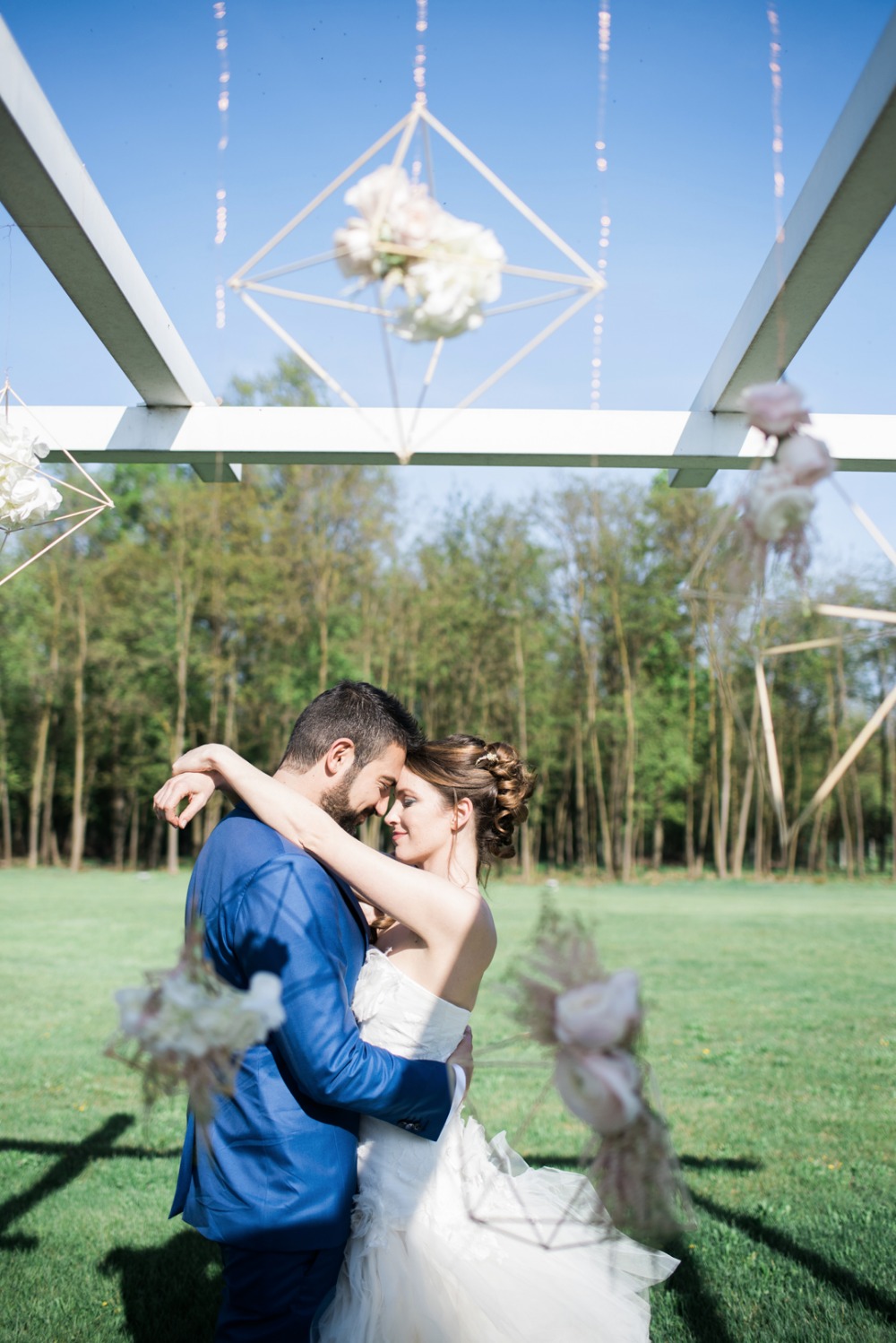 bride and groom with modern outdoor wedding backdrop