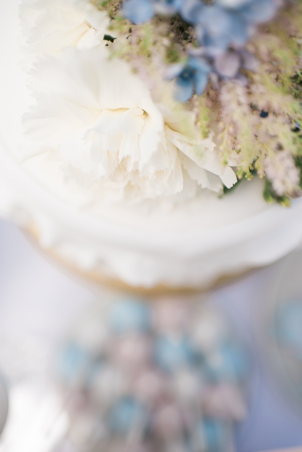 soft blue and pink wedding cake accents
