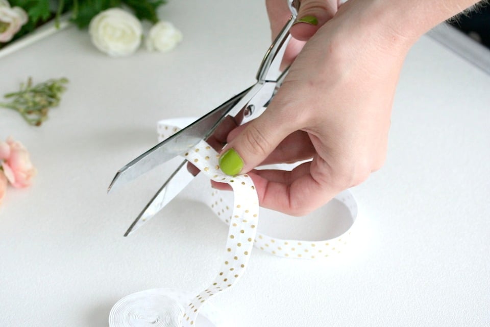 Cut the elastic ribbon for your DIY garter