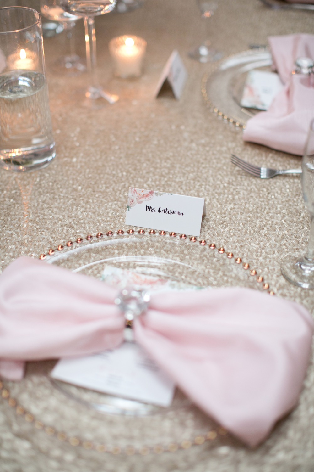Table scape decor with pink bow napkins