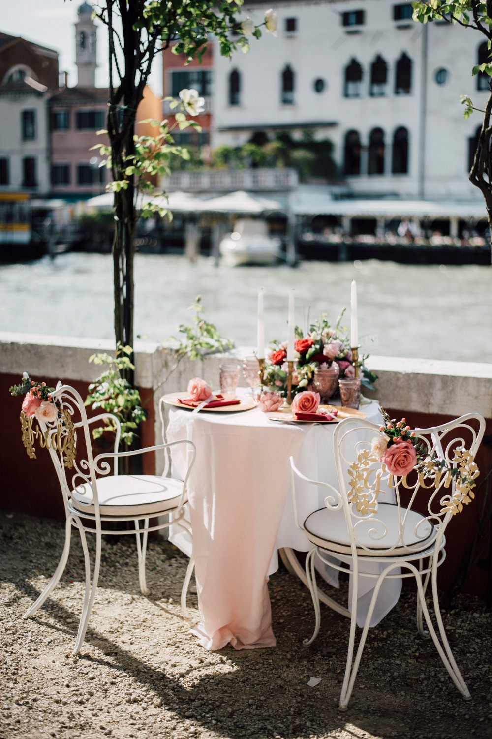 romantic sweetheart table in venice italy