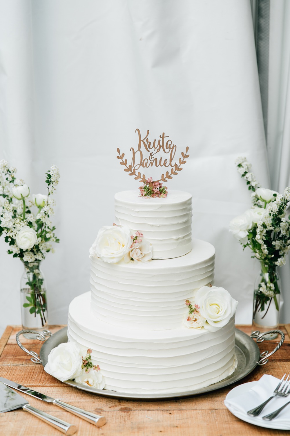 Simple and elegant white wedding cake