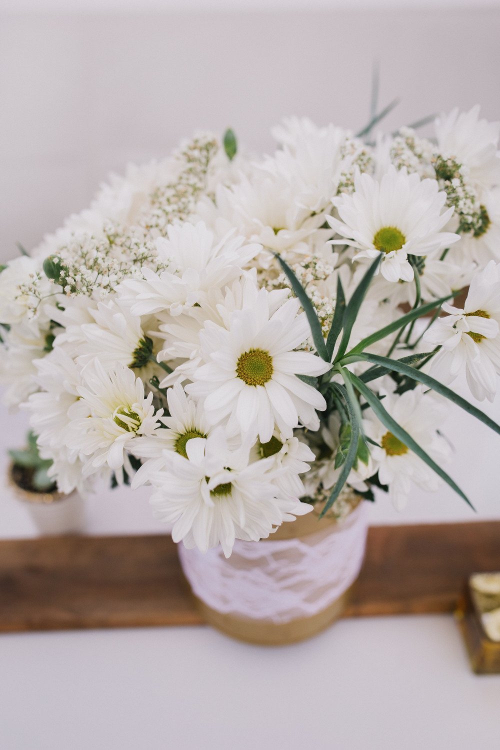 white daisy wedding centerpiece