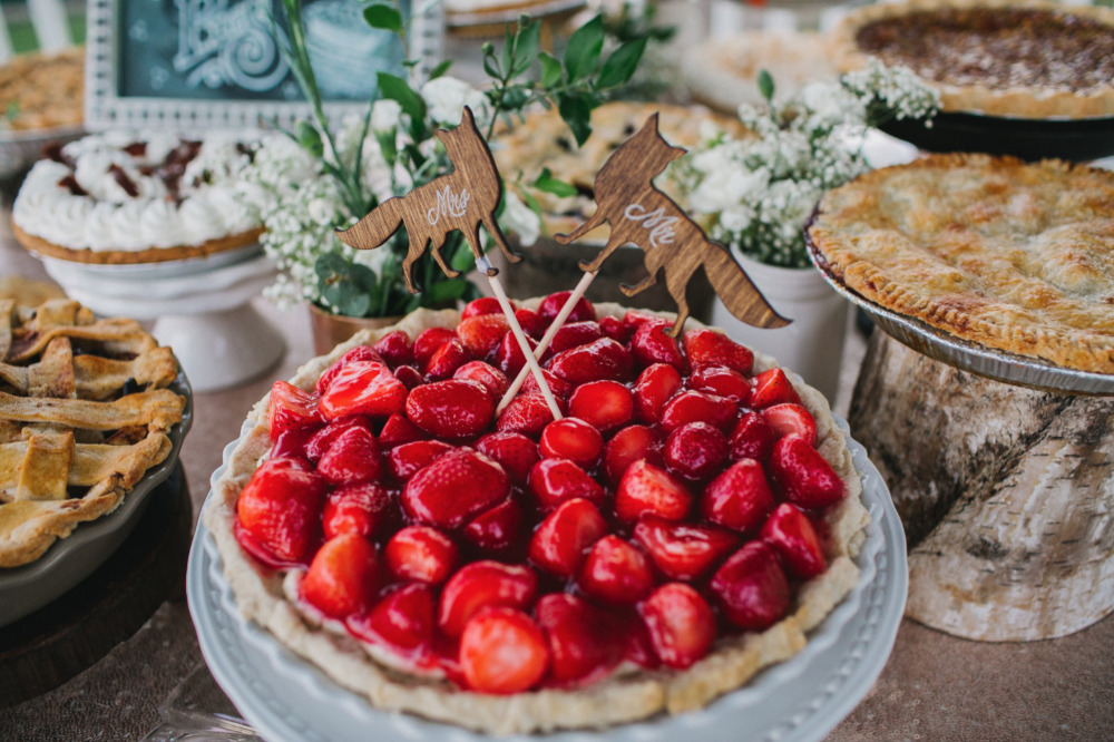 strawberry wedding pie with foxes topper