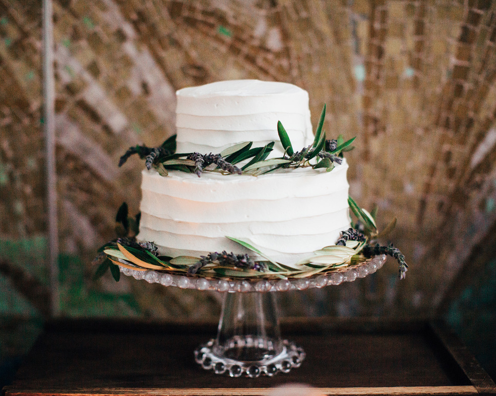 classic rustic wedding cake