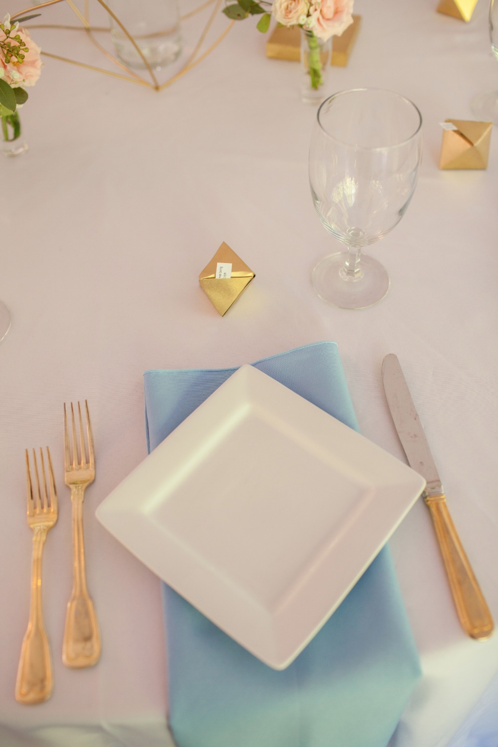 Blue, white and gold table setting ideas