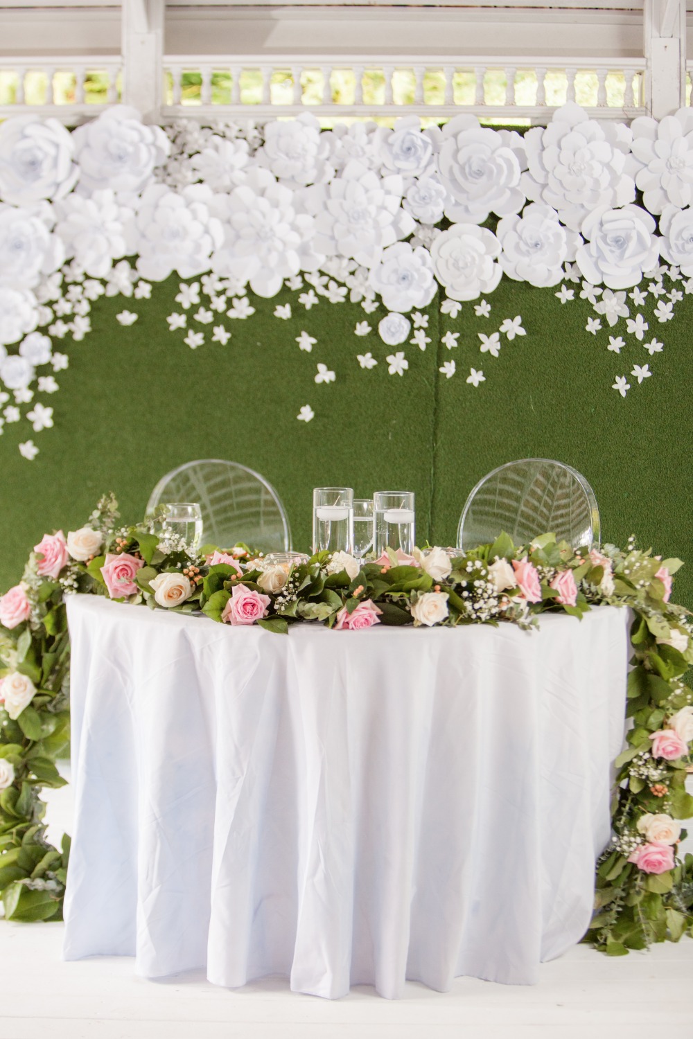 White pink and green sweetheart table