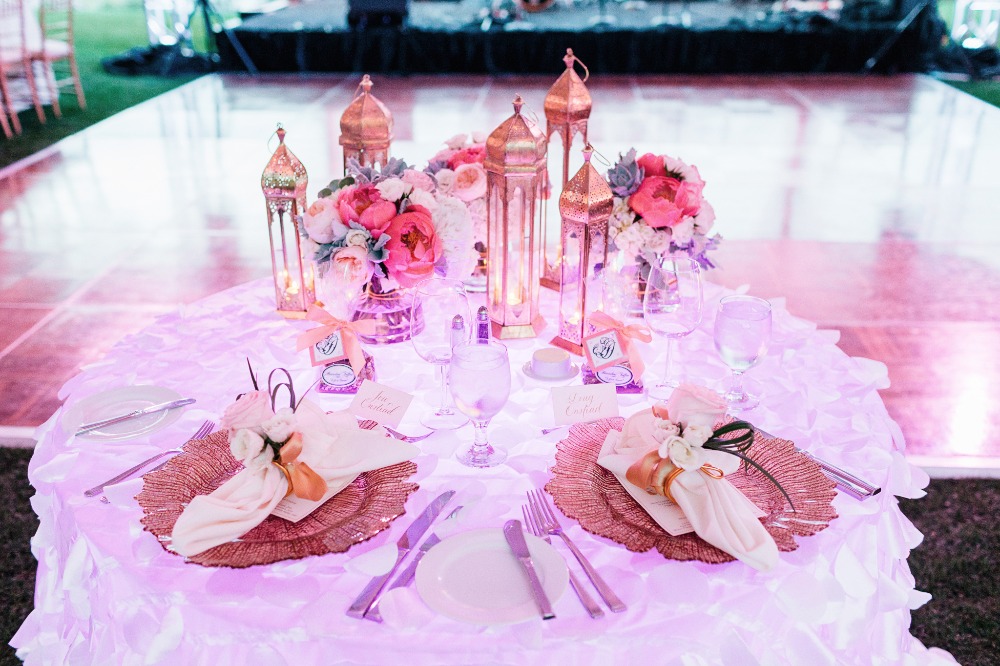 Sweetheart table with moroccan lantern decor