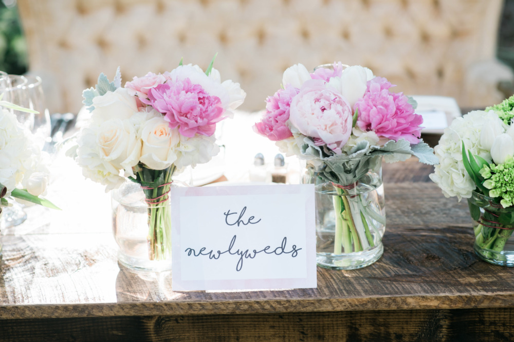 Wedding table decor with pink and white floral bouquets