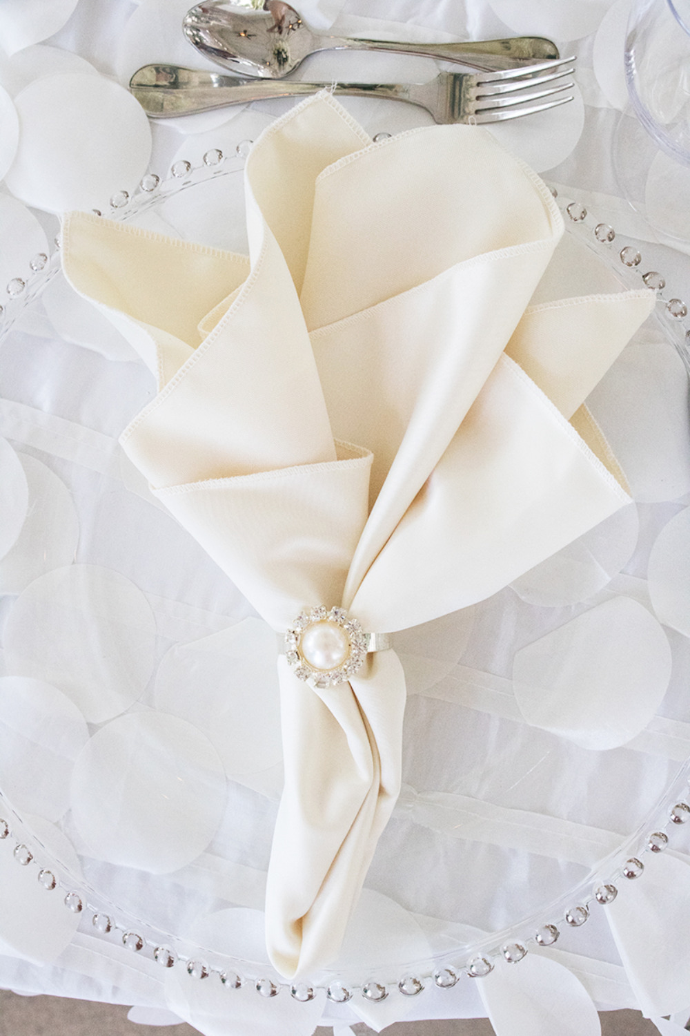 ivory wedding napkins with pearl holder