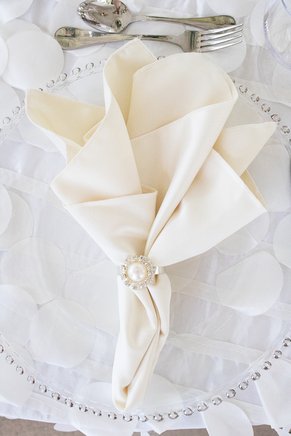 Elegant cream napkin with pearl ring