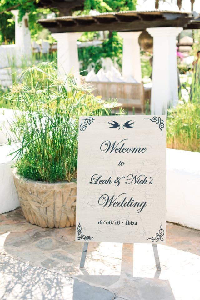 elegant welcome wedding sign