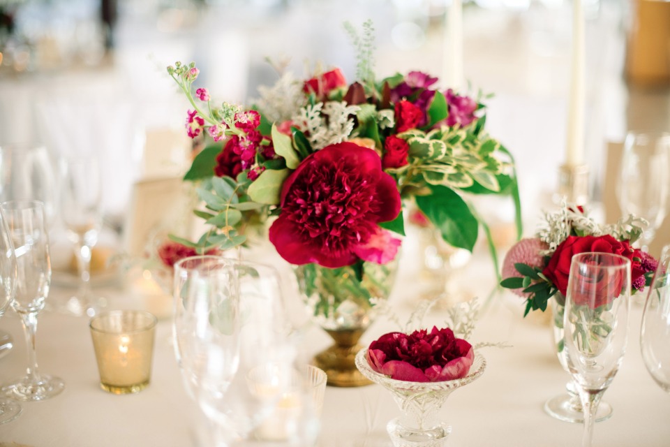 pops of red at this white and gold reception