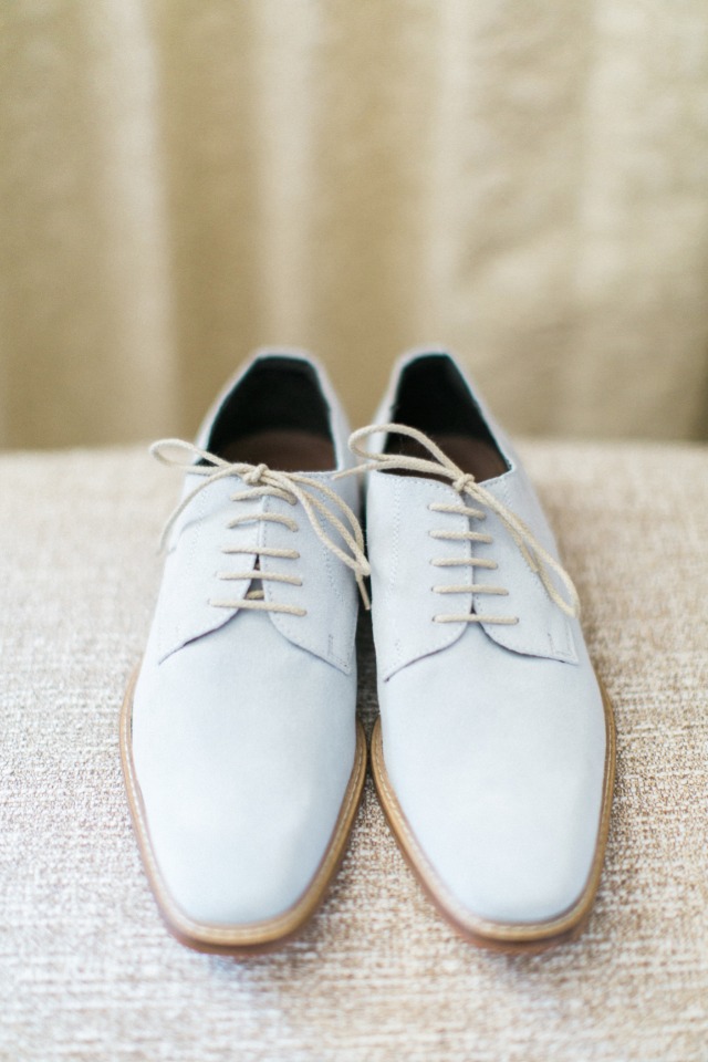 grooms light gray wedding shoes