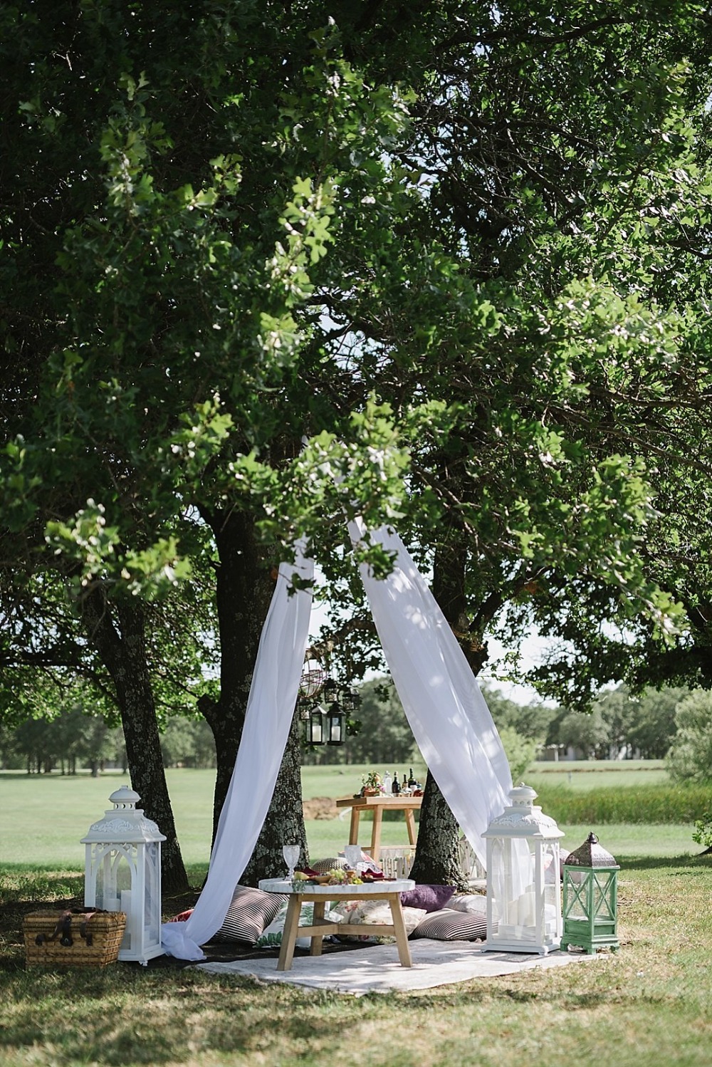 Outdoor picnic sweetheart table