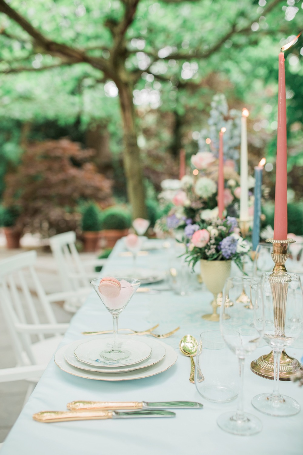 Gorgeous pink and blue reception table idea