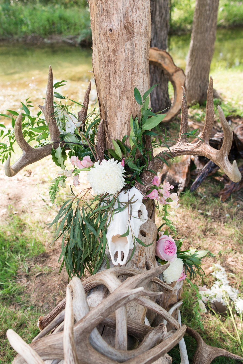 deer antlers rustic wedding decor
