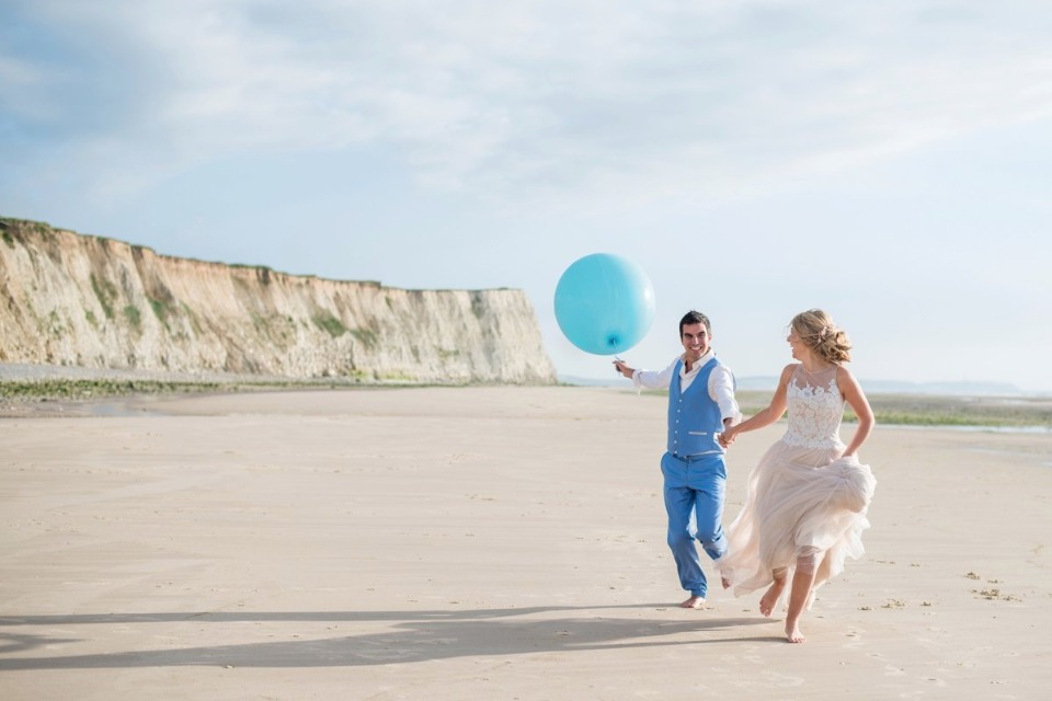 bride groom and balloon on the beach