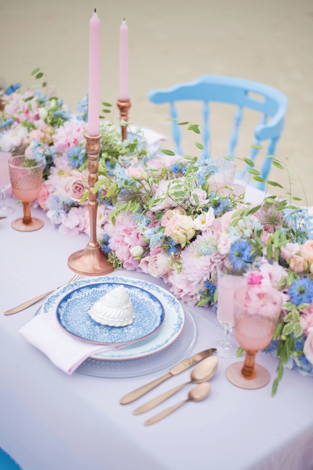 beach wedding table with pink and blue details