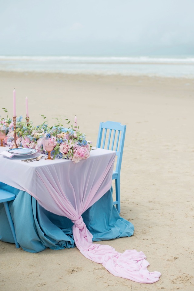 pink and blue wedding table decor