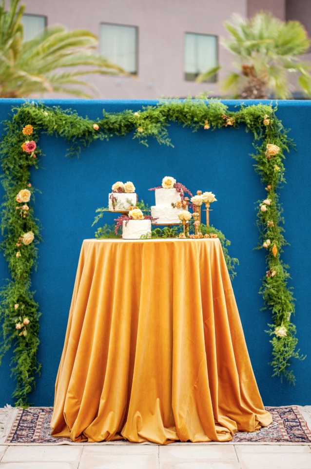 garland backdrop cake table