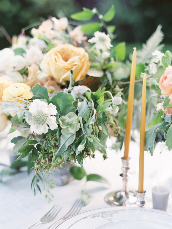 loose peach and white centerpiece with silver table accents