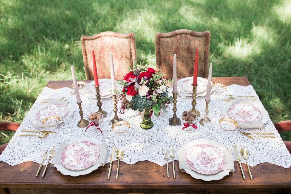 red white and gold table decor