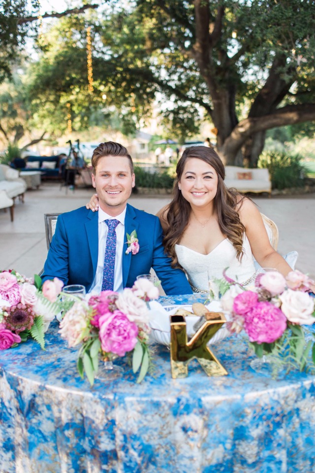 blue pink and gold sweetheart table