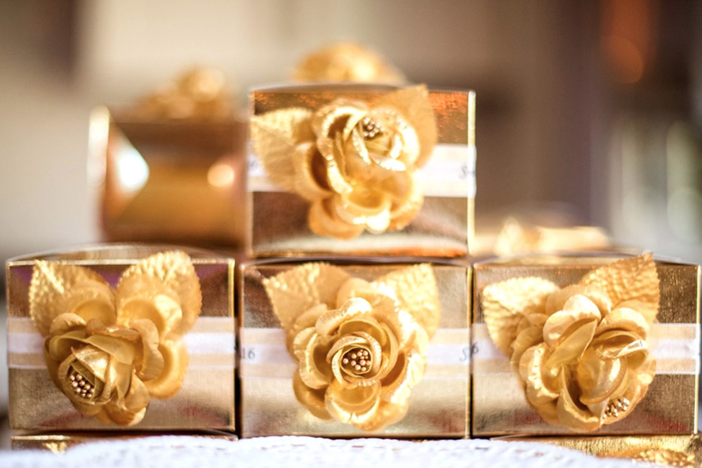 Gold rose decorated gift boxes
