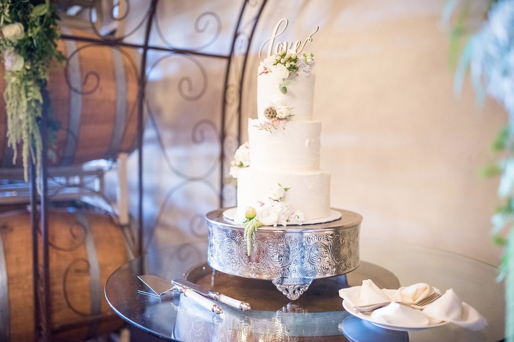 classic and romantic white wedding cake