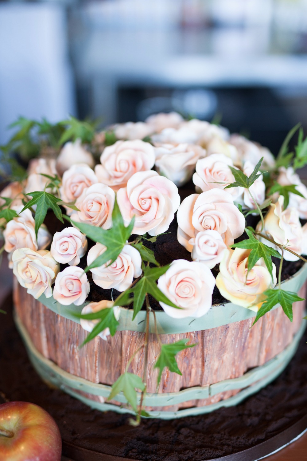 Whiskey barrel rose wedding cake