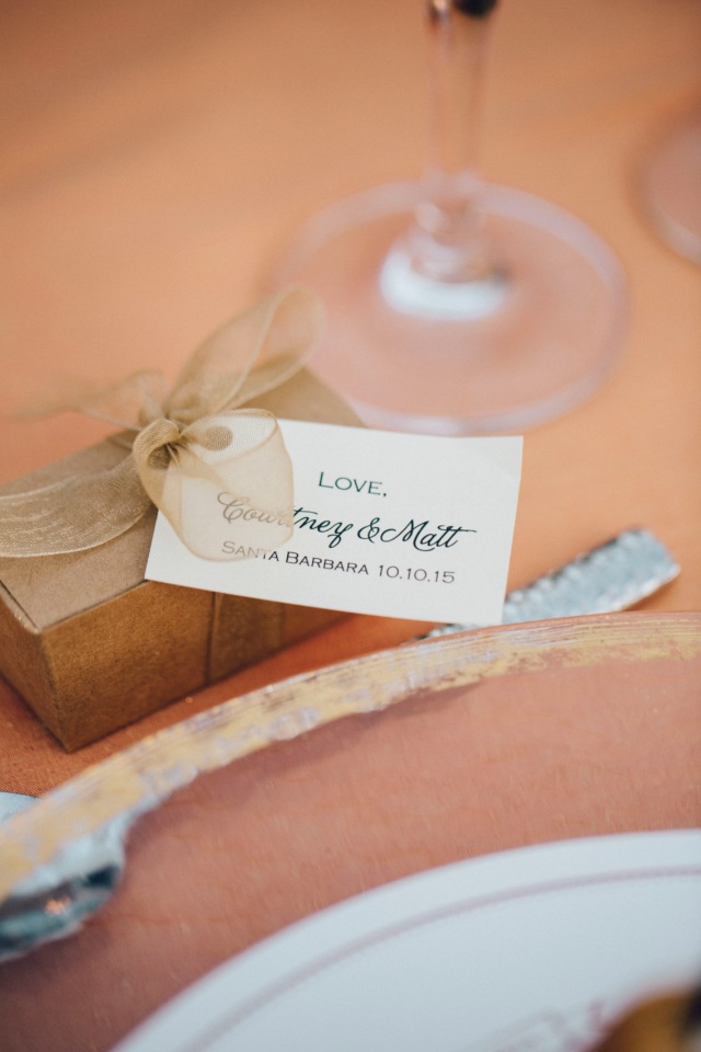 Wedding favor with a personalized name tag on a table setting