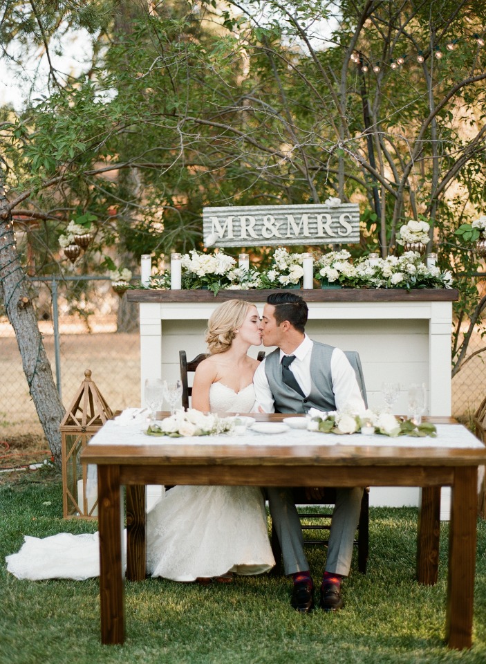 white and grey sweetheart table