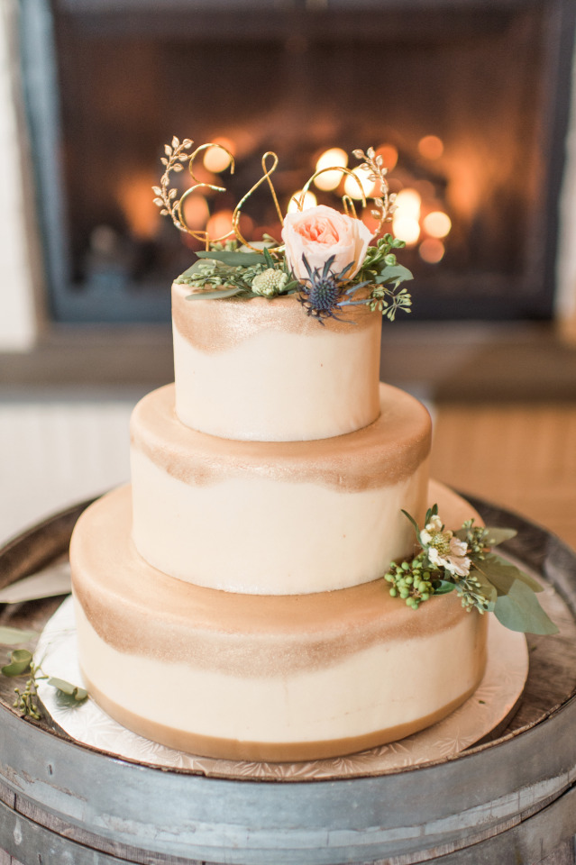 Natural gold wedding cake