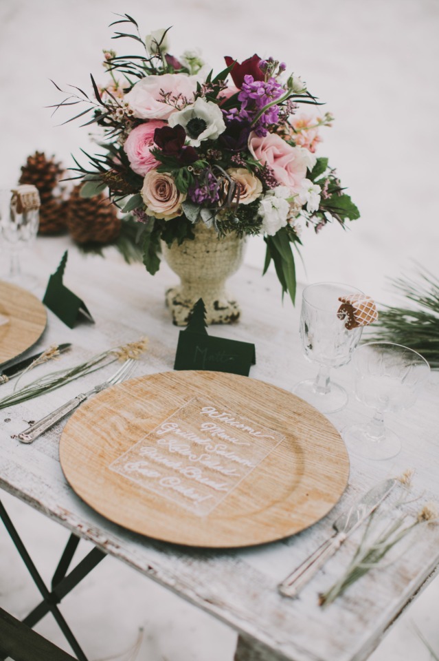 wooden wedding plates with clear plastic menus