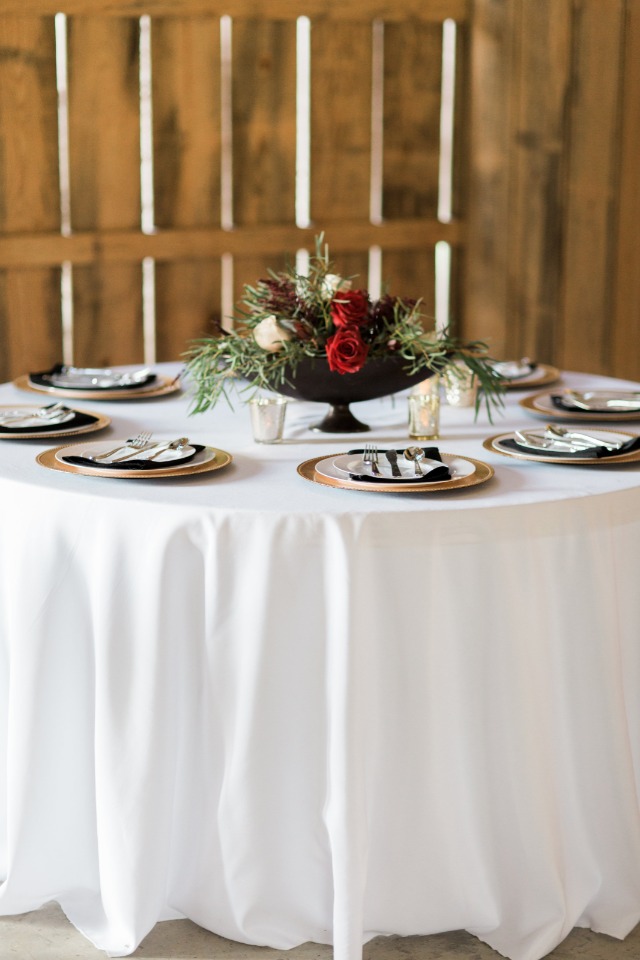 Simple and elegant black, red and gold table decor