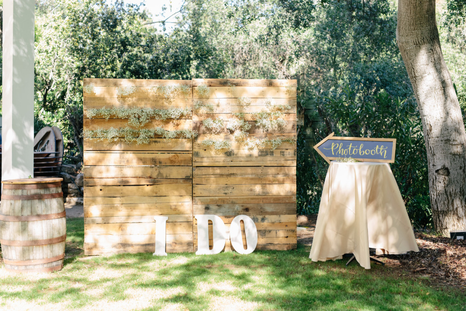 i do wood pallet wedding photobooth backdrop