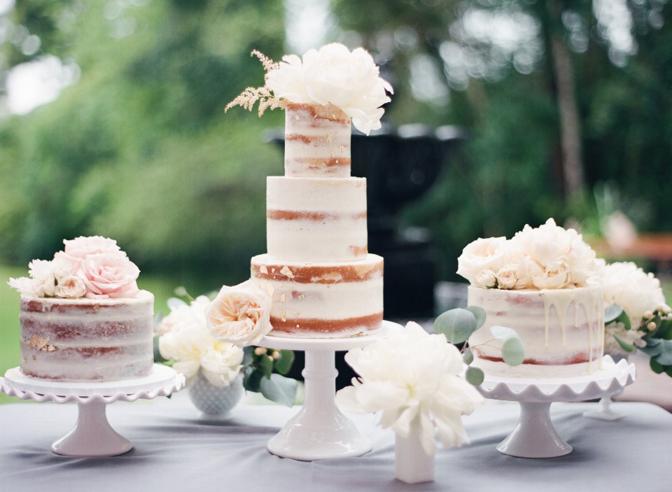 Wedding cakes with flowers and gold details for a celebration