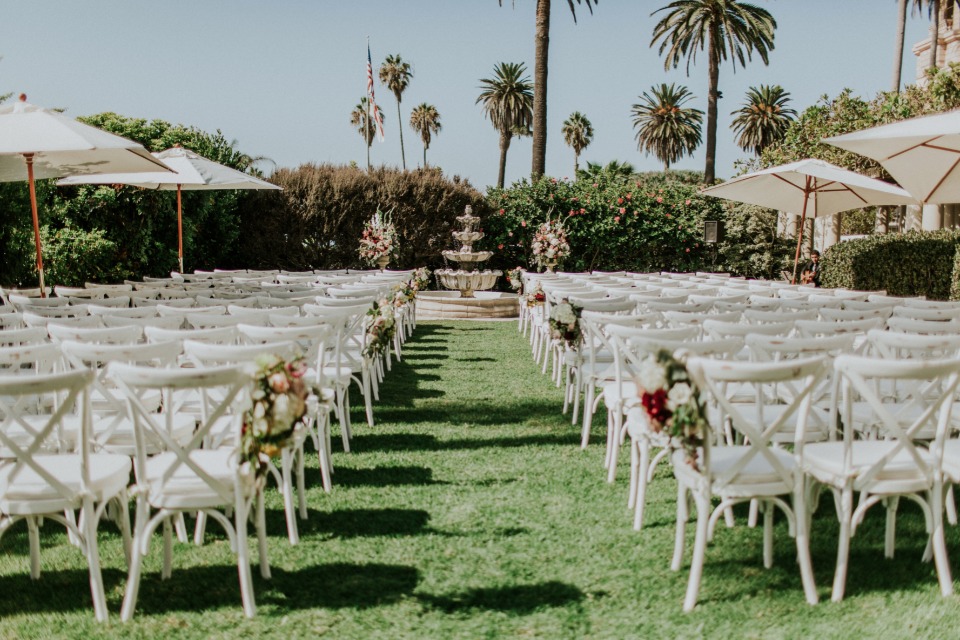 Stunning outdoor ceremony in red and white