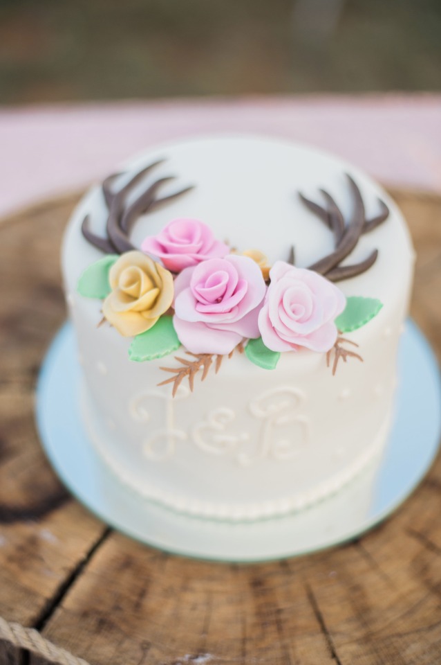 Antler sweetheart cake with roses