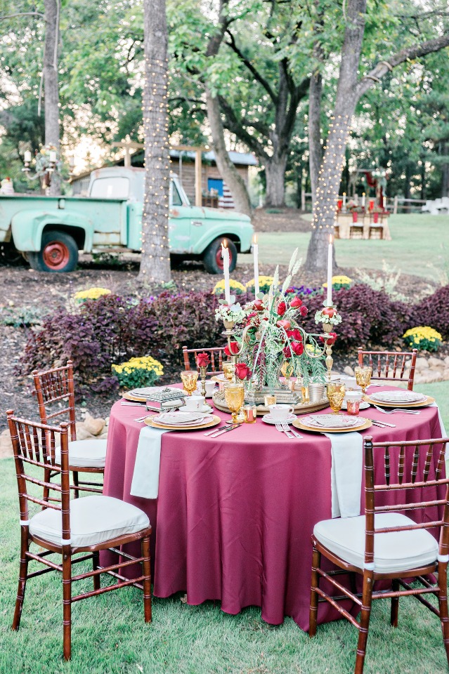 red and gold wedding table
