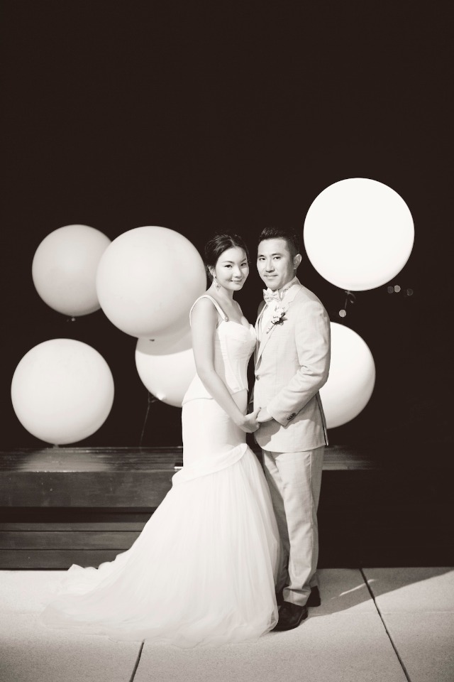 giant white wedding balloon wedding photo