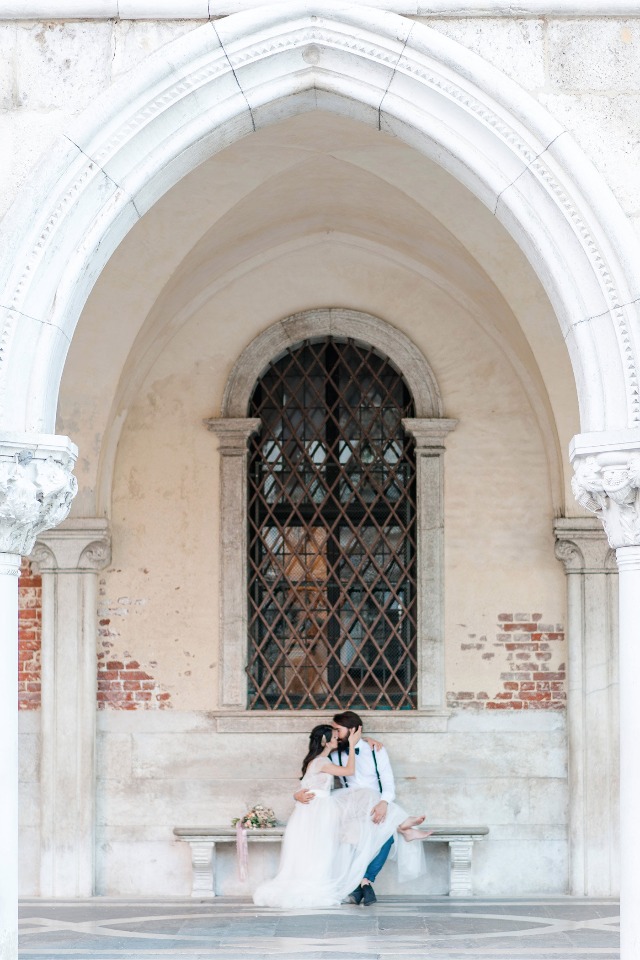 bride and groom in Venice Italy