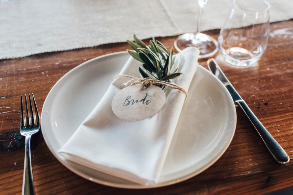 Simple and natural place setting idea