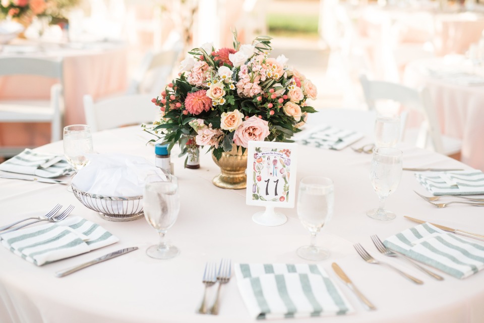 Simple and elegant garden wedding table decor